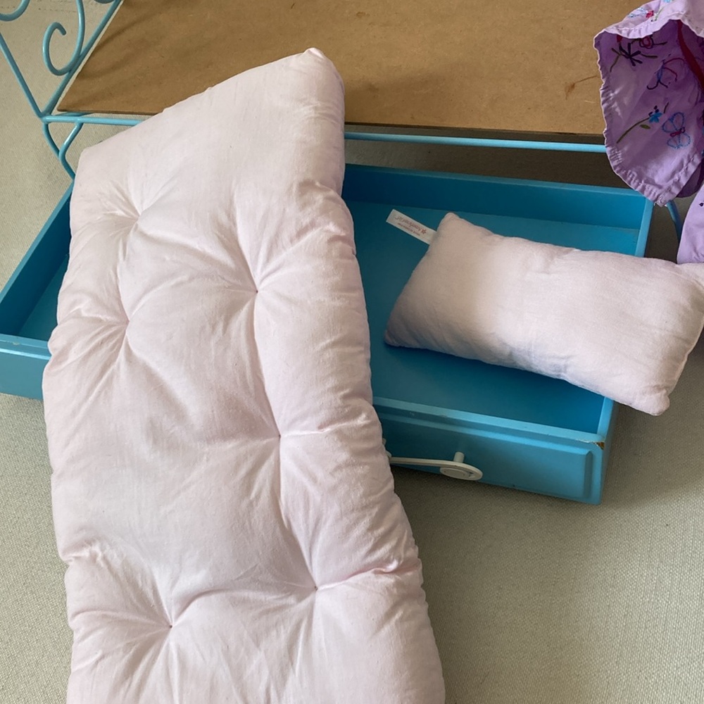 AMERICAN GIRL | Curlicue Daybed - Blue Metal Doll Bed - Picture 15 of 16